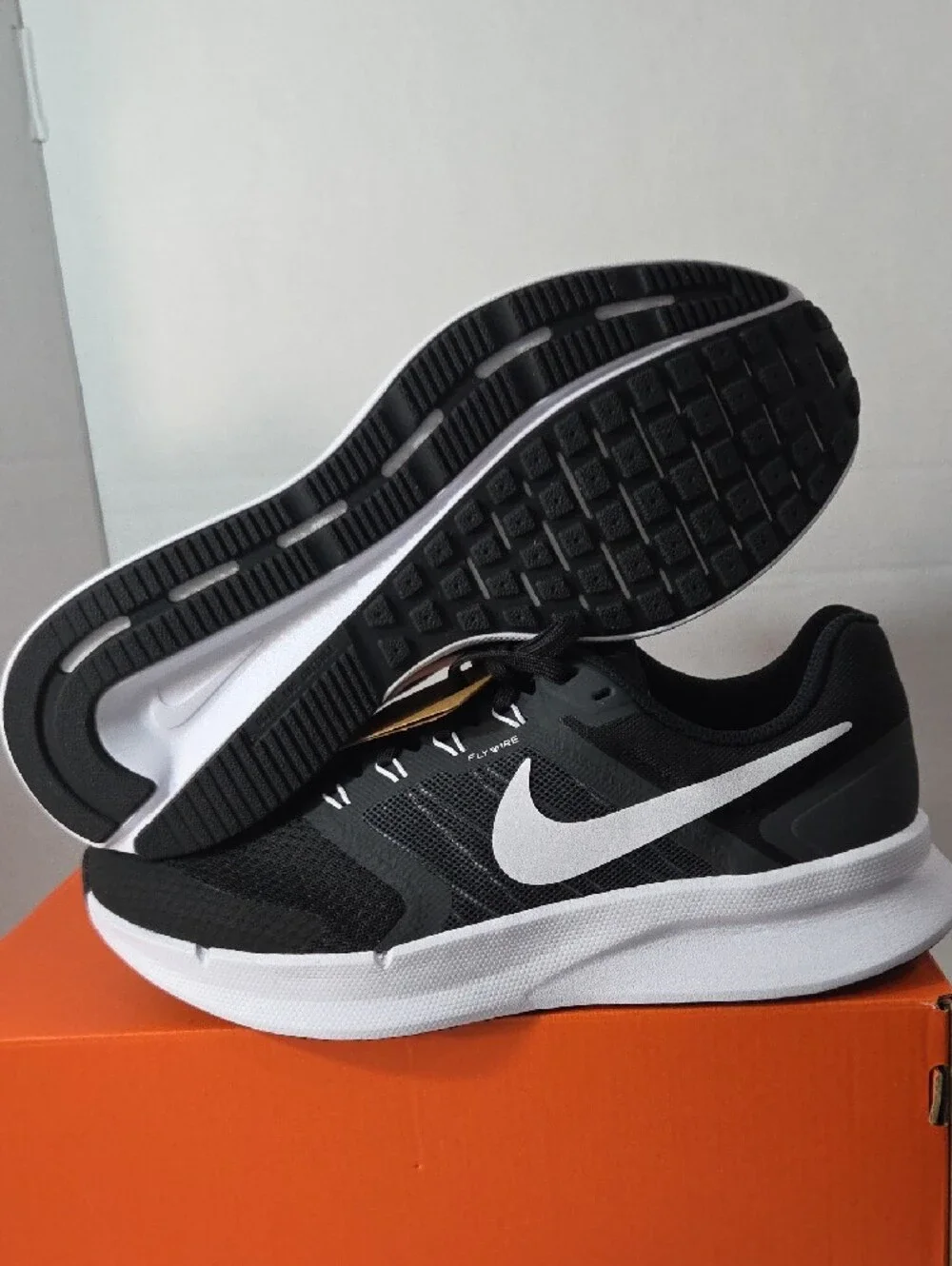 Men's 7.5 or Wms Sz 9 Black Athletic Running Shoes - W Nike Run Swift 3